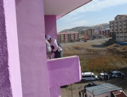 Belediye ekipleri kaçak katı yıktı